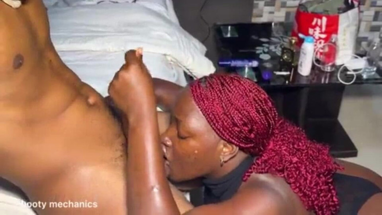 Sweetfuc: Kalın kaltak büyük zenci yarağının üzerine boşalıyor ve fışkırtıyor