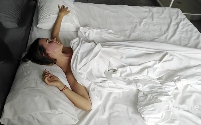 Datezone: Lonely teen masturbates in her bed