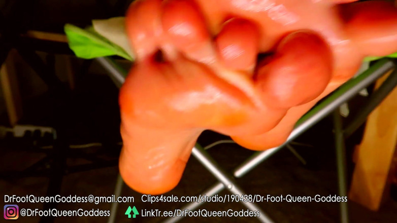 Dr. Foot Queen Goddess: Wet oil sole rub part 3