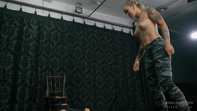 Cruel Anettes fetish world: Різні види ударів по яйцях