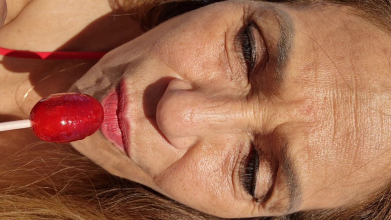 Melissa Johnson: Melissa Johnson ดูดและเลีย Cherry Lollipop บนชายหาด