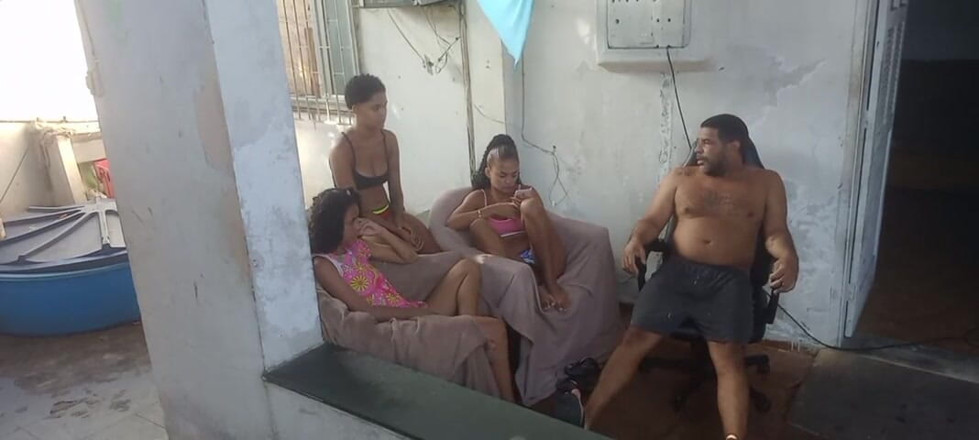 Bebes vagabundas: O Padrasto Fode Cu Das Enteadas Virgens Enquanto Esposa Trabalha.