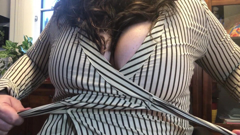 Tanja Tachee: Xxl Nipples in the Office
