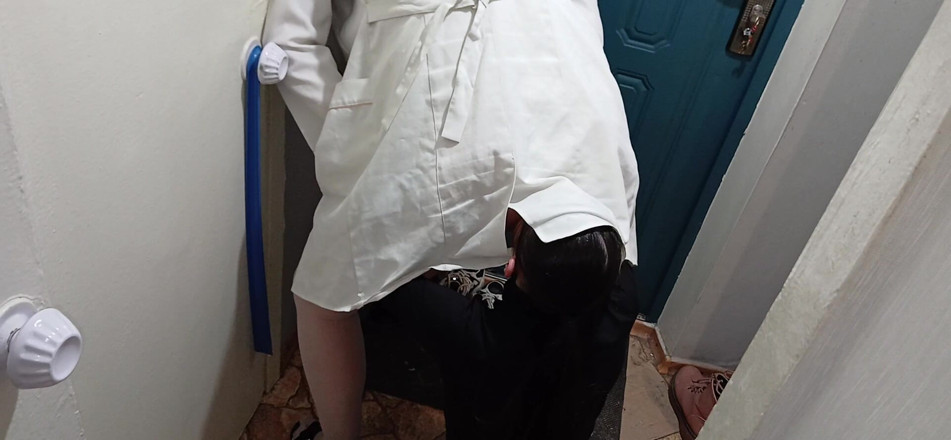 Lesbian-illusion: Ho sorpreso il mio dottore a masturbarsi e l'ho aiutato...