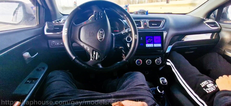 ArchiRusik: 高速公路上的一个男人上了我的车，我们互相撸管并射在玻璃里