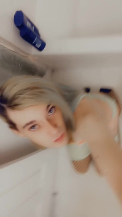 CarmenMelatonin: Sexy kočička v bikinách vás chce vykouřit