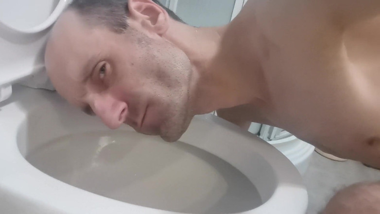 NeatGame458: Mă Piș Și Mă Pregătesc Să Merg La Toaleta Publică Toată...