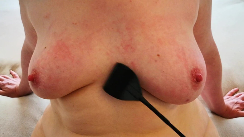 Bouncy Tits Action: Mencambuk payudaraku dengan cambuk pejantan