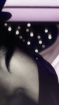 Kekuatan strap-on bisa menaklukkan lesbian penurut ini dengan berlutut