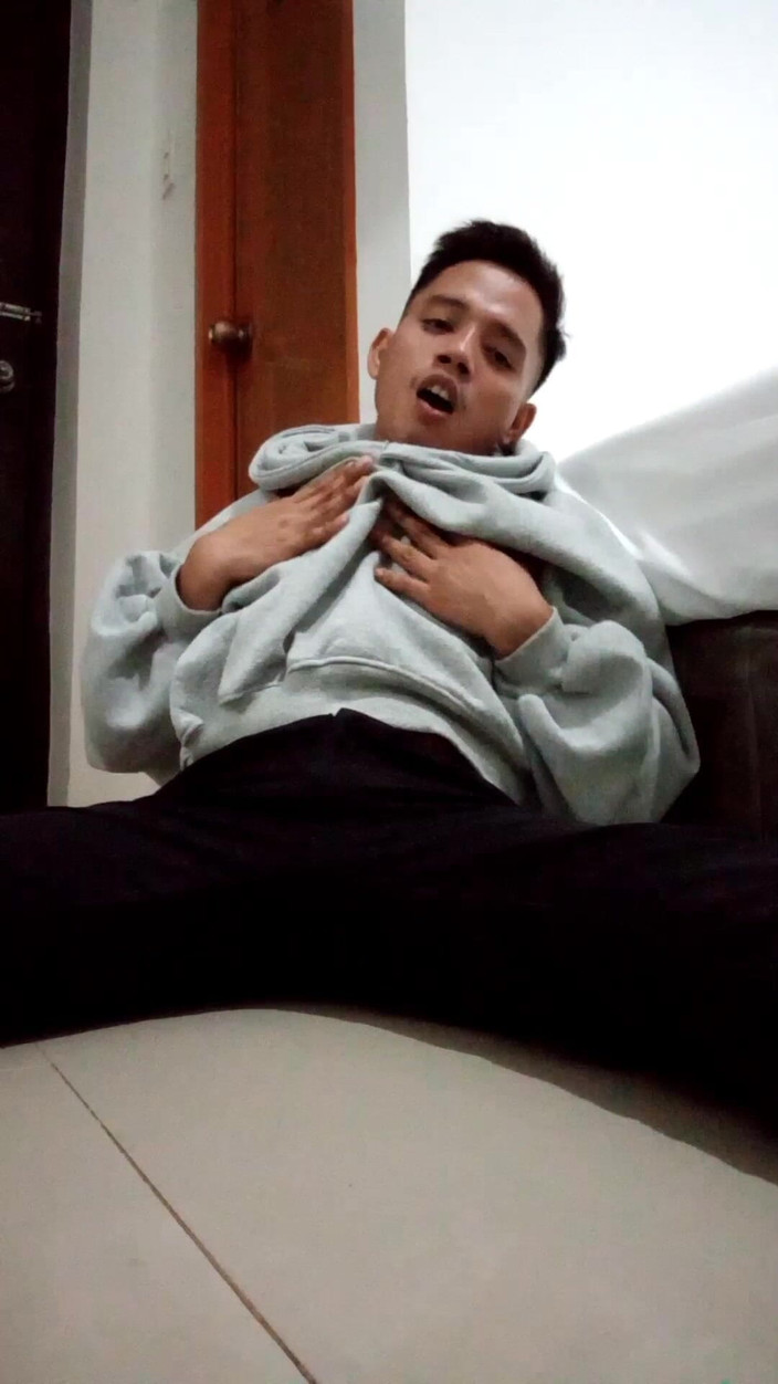 Rent A Gay Productions: Super sexy Asia Top masturbuje jeho velkého ptáka pro vás