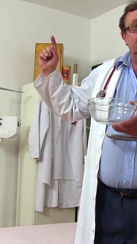 Ginecologo maturo - donna matura grassa ingannata dal suo ginecologo e registrata in cam