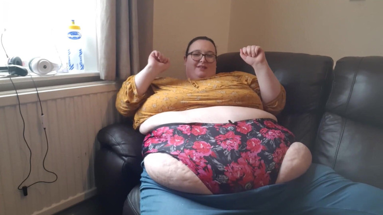 SSBBWLadyBrads: SSBBW con la pancia enorme mentre si mangia sul divano
