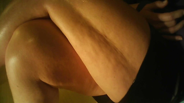 MisS Angel: MILF siedzi i odpoczywa, ignorując mnie, patrząc na jej nogi.