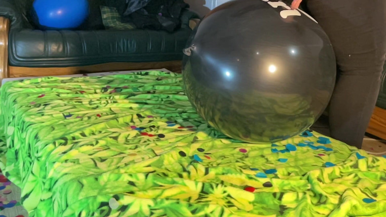 BeachBallsDuo: (cr-2) 16 enorme 60-100 cm zeer dikke ballonnen verpletterd door zijn konten! 2...