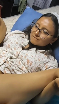 हॉट छात्रा मुझसे चूत में वीर्य के लिए कहती है
