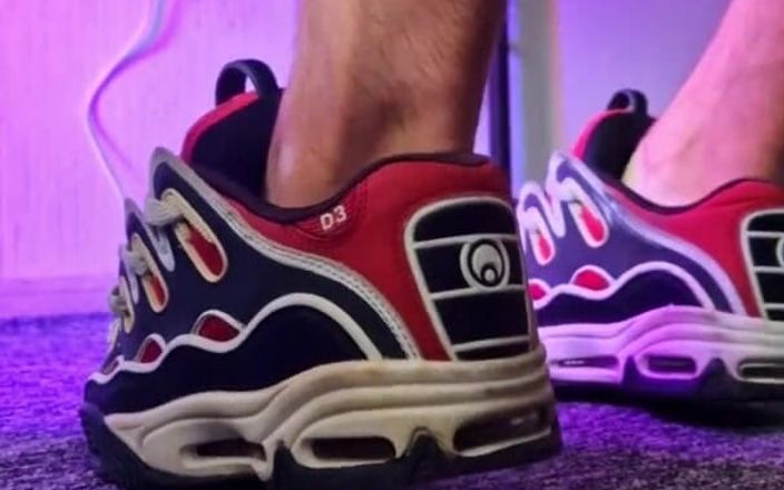 Sneakersmax98: Brincando com Sneakers Osiris e Cum Inside