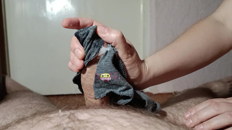 OniSoi: Masturbandoti Il Cazzo Con Le Mutandine Di Una MILF Coreana