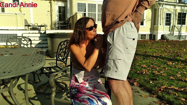 Candi Annie: Candi annie melkt draußen eine ladung warmes, sahniges sperma
