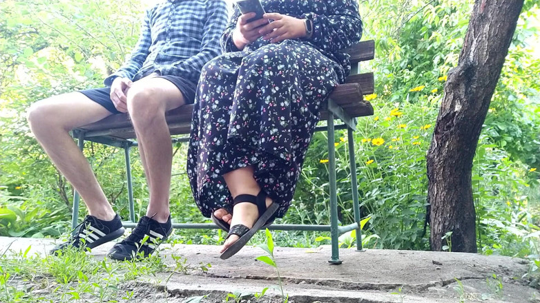 OurFetishLife: Zlobivá MILFka je dost nadržená na to, aby udělala domácí...