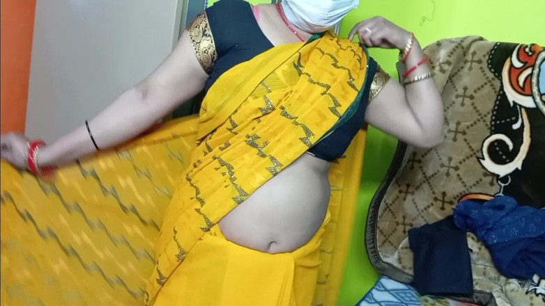 Manjushukla: Hermosa bhabhi con sari amarillo