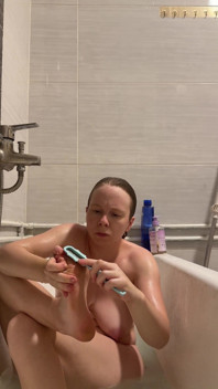 욕조에서 애지중지하는 금발 MILF