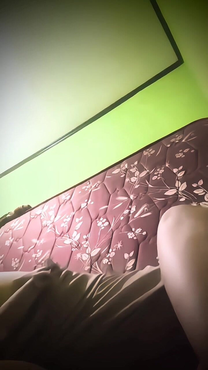 my_wife_chubby: Gioco con i capezzoli sensibili della moglie con il tocco....