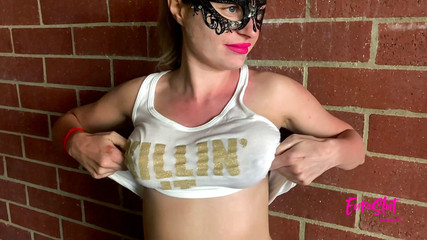 Euroslut: 22 haftalık hamile kadının memelerini sallıyor