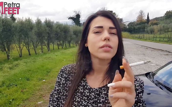 Smokin Fetish: 야외에서 섹시한 갈색 머리의 담배 피우기