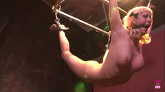 Fetish and BDSM: Un ragazzo mascherato punisce una troia bionda giocherellona non facendola...