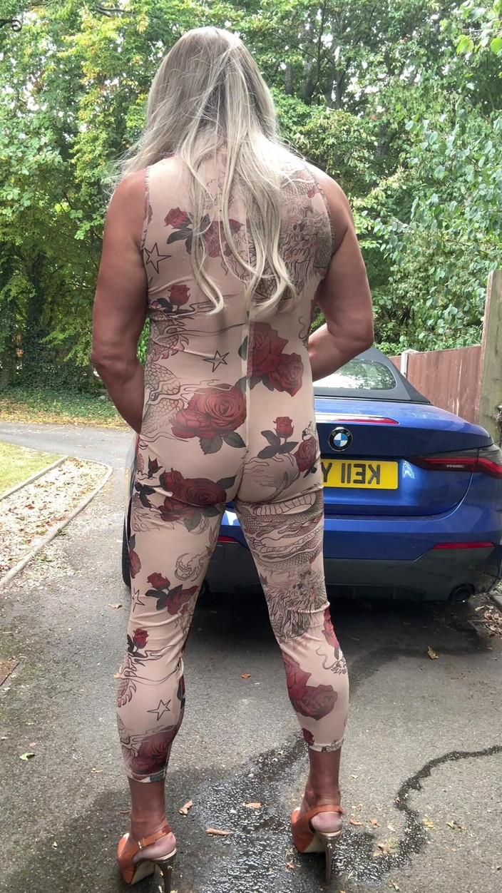 Kellycd2022: セクシーなクロスドレッサーKellycd2022でセクシーなフローラルキャットスーツとヒールが見て