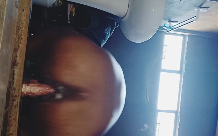 Assbooy: 大黑屁股操假阳具和奶油