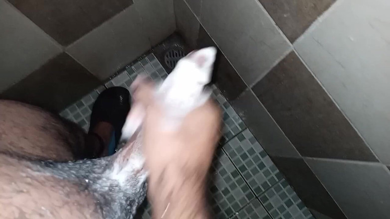 Cute boy jerks off: Мужик-гей бреет свою задницу и пенис, а затем мастурбирует в душе