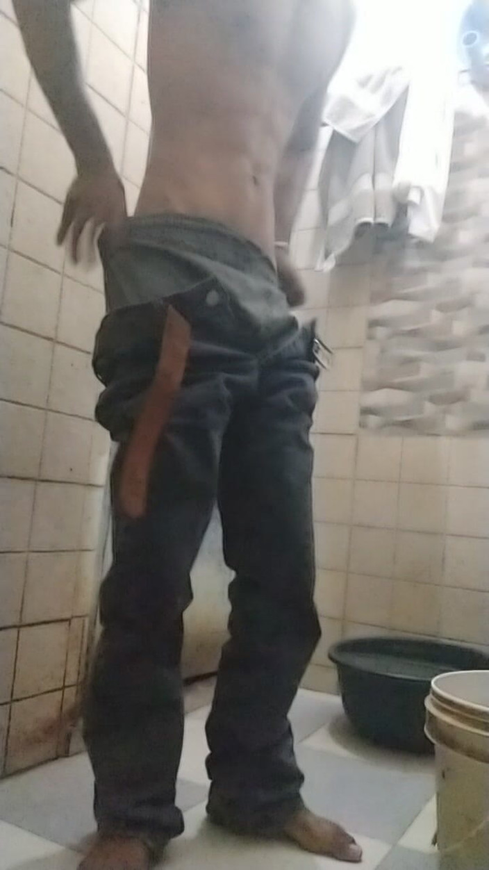 Kissing hub studio: Eu estou tomando banho sozinha, alguém por favor venha
