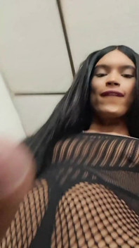 Menina colombiana com pau grande e curvado