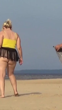 Une MILF rigolote se fait baiser sur Wild Island