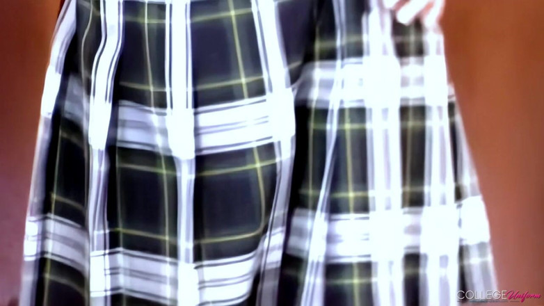 College Uniform: ジュリア・クラウンをフィーチャーしたドアウェイ