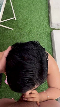 Pelacur semok ini selingkuh dari pacarnya sama pria asing dengan kontol besar di halaman resor