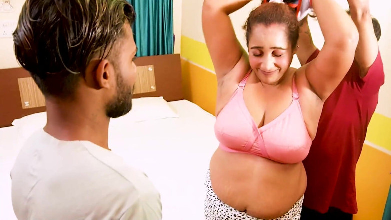 Xtramood: Un prof de yoga punit son élève sexy pendant son temps...