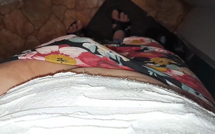 Lesbian-illusion: Špehuji svou mladší nevlastní sestru v koupelně a honím si