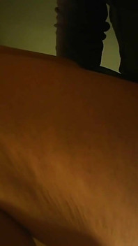 MILF sitzt und entspannt, ignoriert mich und schaut auf ihre beine.