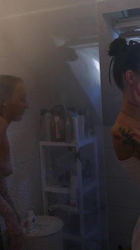 Seks Lesbian Remaja Dengan Ciuman Panas Dan Mainan Seks