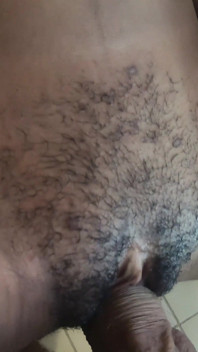 Sledujte, jak moje sperma vytéká z ebenové chlupaté kundy prosící o sex