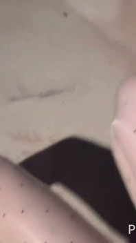 Iubită cu un corp perfect în ciorapi transsexuali și exhibiționism extrem cu tocuri în aer liber, muie lewd și sex