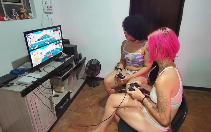 Carmona TS: Aku membuat mereka berdua menyusui saat mereka bermain video game