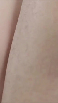 Porno indonezian încercând o fustă nouă și brusc este futută din spate