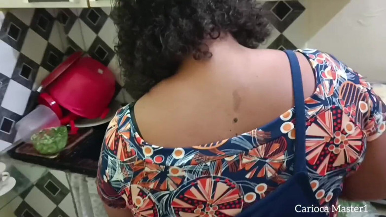 Carioca Master: Angajata distrasă are parte de ejaculare în cur fără să știe