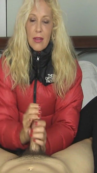 Charlee Chase kırmızı kabarık ceketli elle muamele