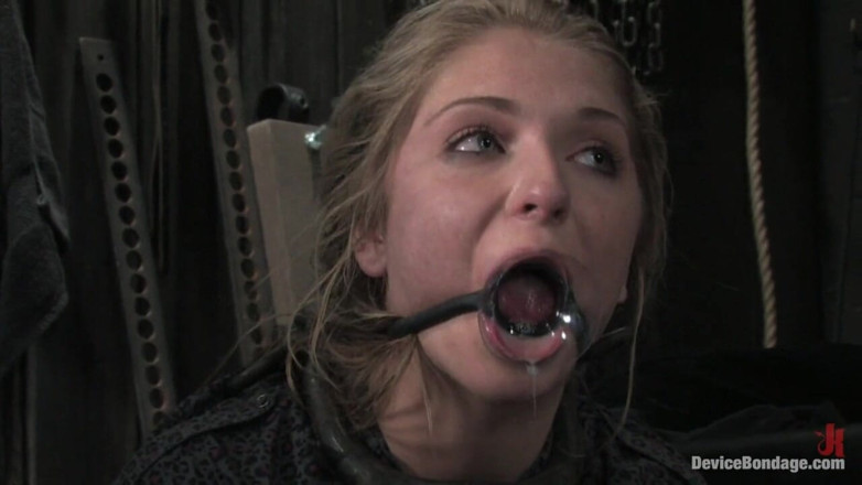 Device Bondage by Kink: Sara Faye Live, bahagian 1