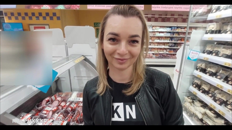 RalphXXXpl: Esposa infiel mama al azar en un baño público y...