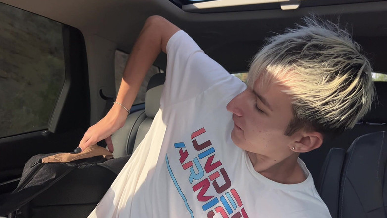 Oliver Strelly: Мила краля і повія смокчуть член свого вітчима в машині